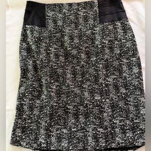 Preowned Bebe Women’s Black & White Tweed Skirt Back Flounce Zipper Lined Sz 10